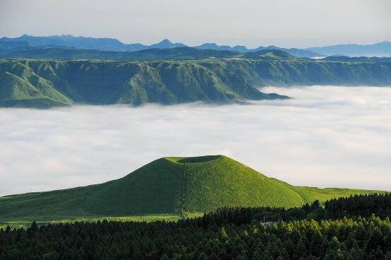 阿蘇山とススキ